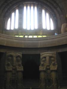 Foto: V�lkerschlachtdenkmal-Leipzig: Figurenensembles - Krypta und Ruhmeshalle