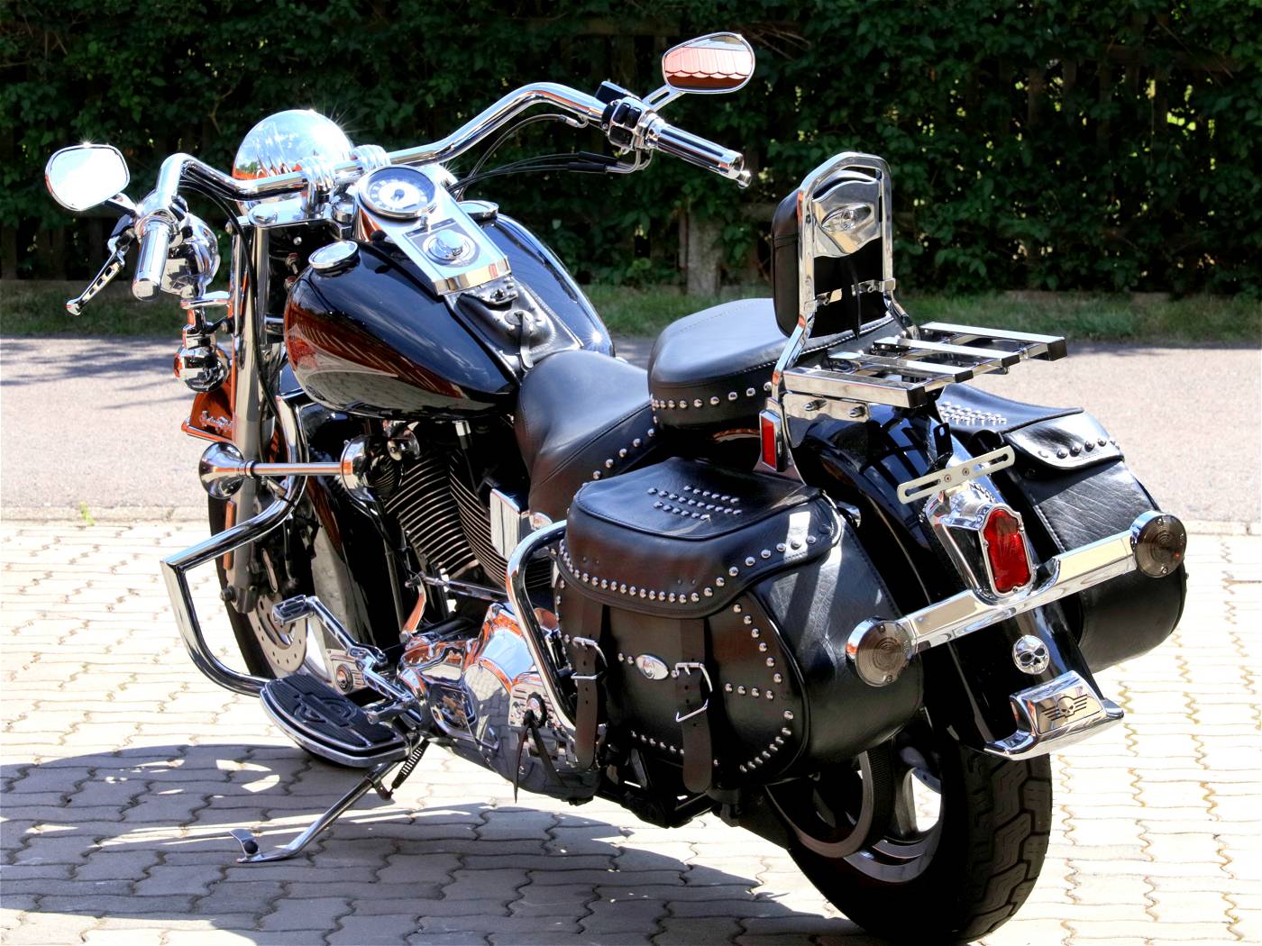 Bild-14: Seitenansicht - Harley Davidson Super-Glide mit Satteltaschen
