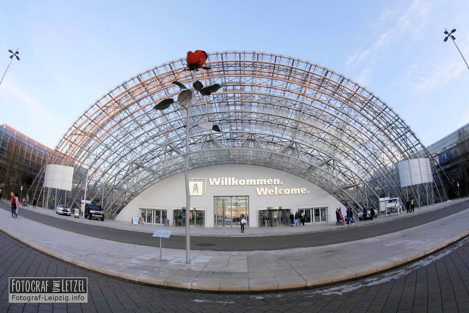 Leipziger Messe Bild: Brautfahrzeuge zur Hochzeitsmesse vor der Glashalle