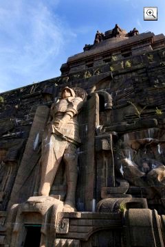 Foto 7: Figur des Erzengels Michael am Eingang des Denkmals