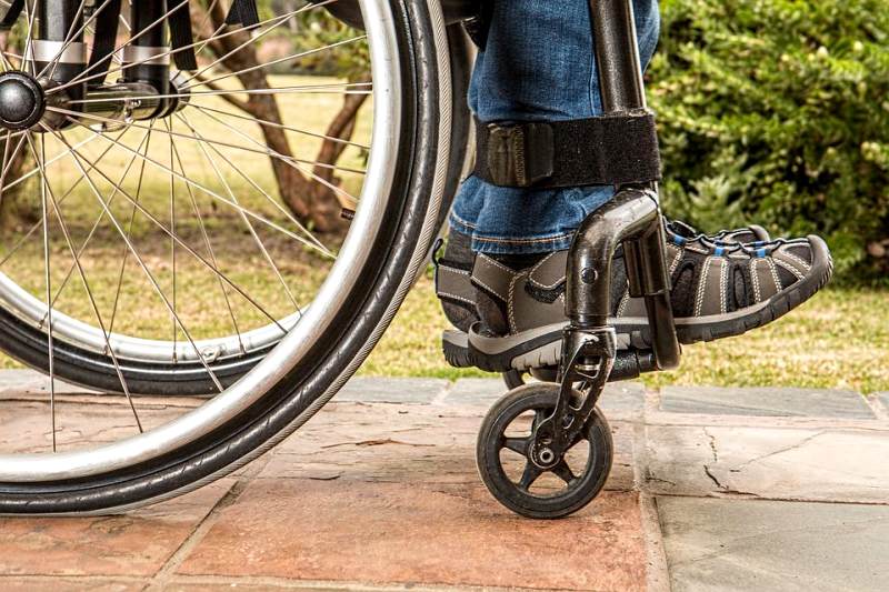 Foto: behinderter Rollstuhlfahrer
