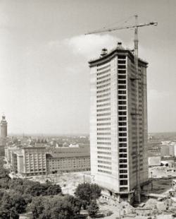 Der Uni Riese als fertiger Rohbau im Juli 1969