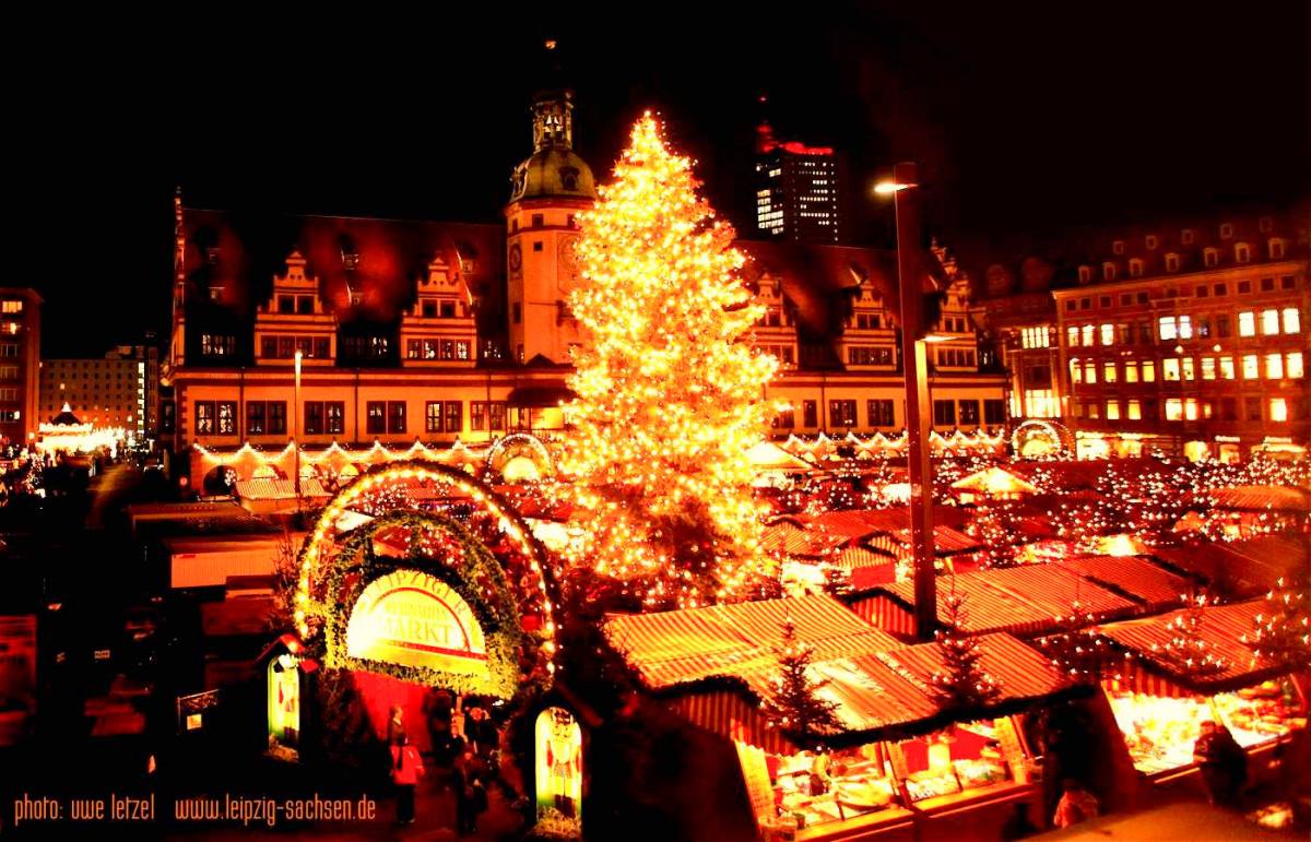 Foto: Hell erstrahlt der 18 Meter hohe Weihnachtsbaum den Leipzig Weihnachtsmarkt