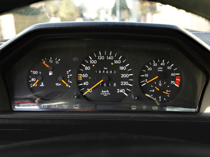 Foto: Mercedes W124 E-Klasse Tachometer