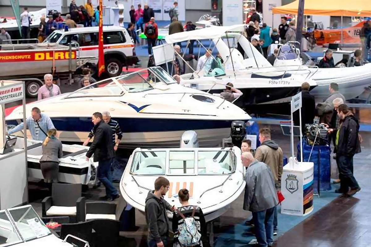 Boote und Jachten auf der Wassersportmesse Beach & Boat in Leipzig