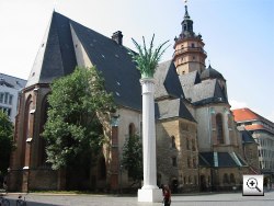 Nikolaikirche mit Friedenssule