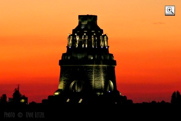 Foto: Beleuchtetes Vlkerschlachtdenkmal bei Nacht in Leipzig