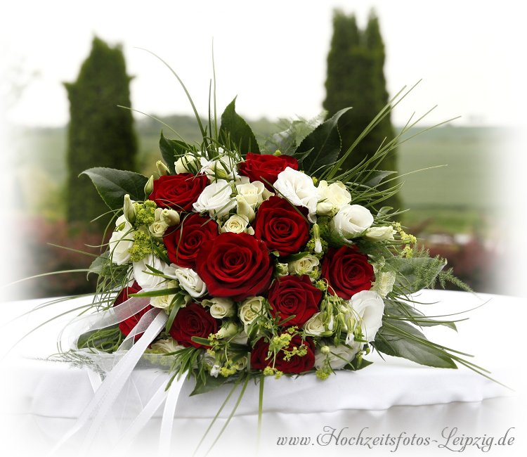 Foto: klassischer Brautstrauss mit Rosen in rot-weiss