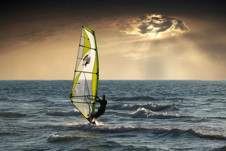 Baden unbd Windsurfen am Cospudener See bei Leipzig