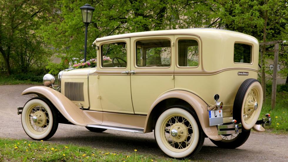 Foto: klassischer Oldtimer als Hochzeitsauto in Leipzig