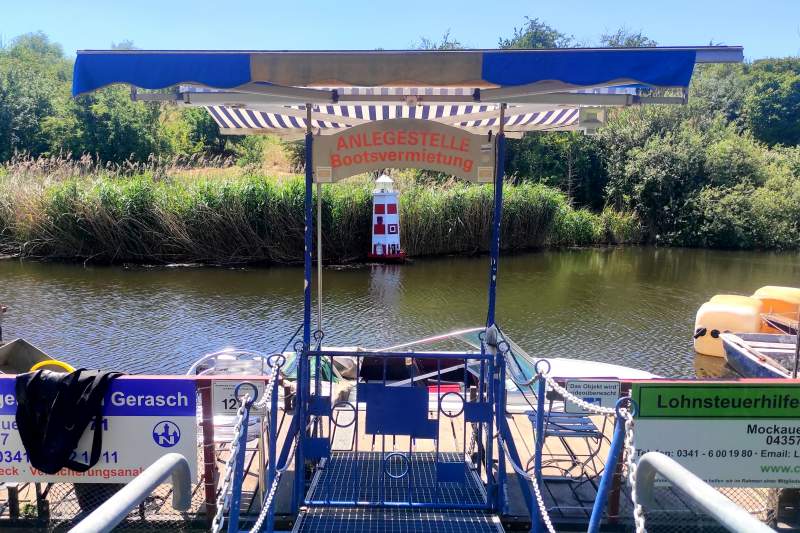 Foto: Motorboot Vermietung in Leipzig - Anlegestelle mit Leuchtturm