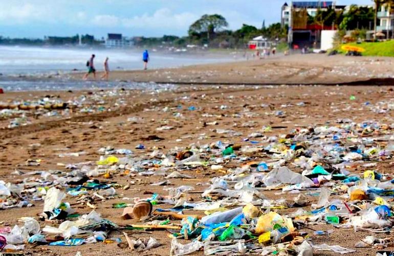 Foto: Umweltverschmutzung: Plastik Mll am Strand