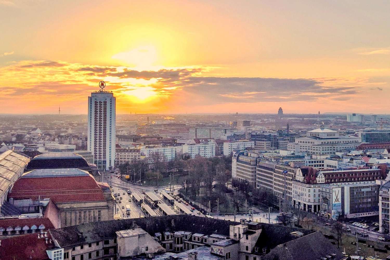 Sonnenaufgang ber der Messestadt Leipzig