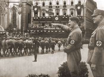 Bild: Adolf Hitler beim SA Aufmarsch in Leipzig 1933