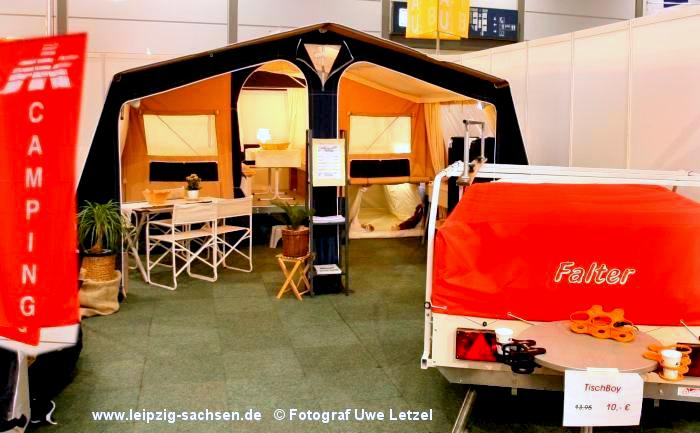 Campingaussteller mit Zelten und Wohnwagen