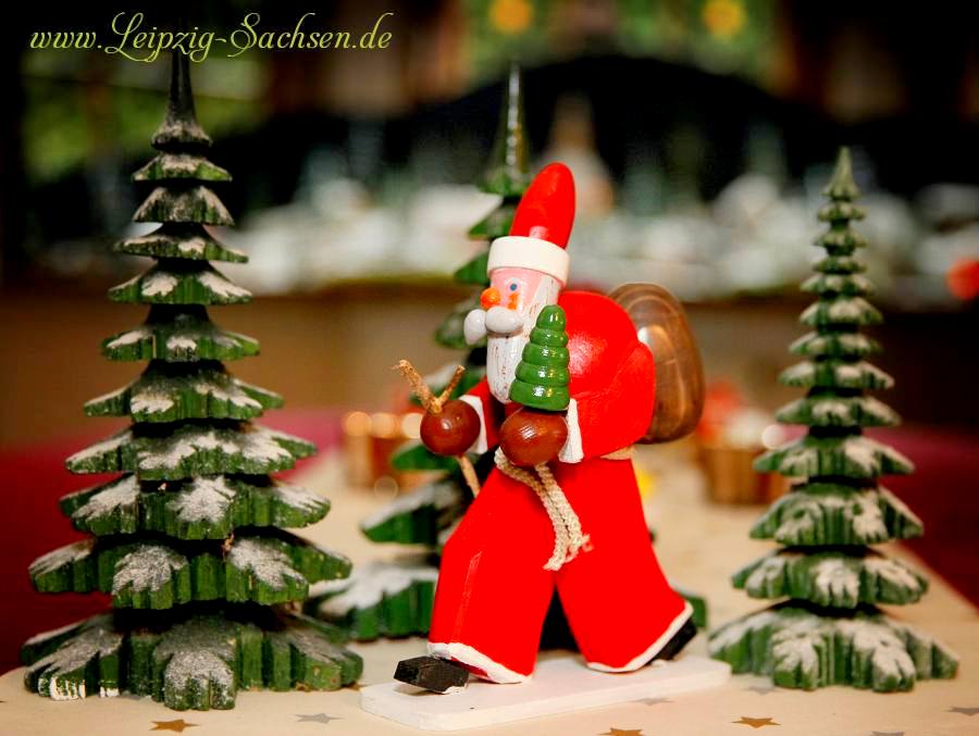 Bild: Geschnitzte Weihnachtskunst auf dem Weihnachtsmarkt Holzhausen 