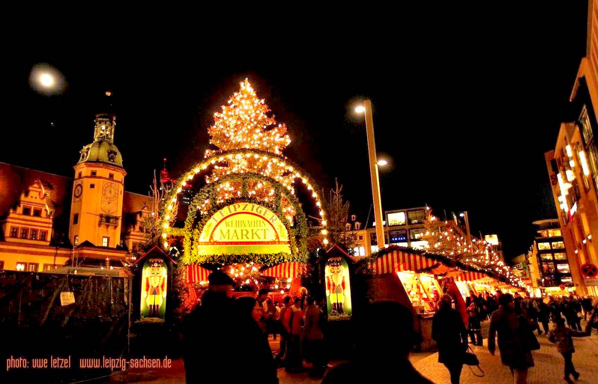 Foto: Weihnachtsmarkt  Leipzig  Weihnachtlich geschmckter Haupteingang