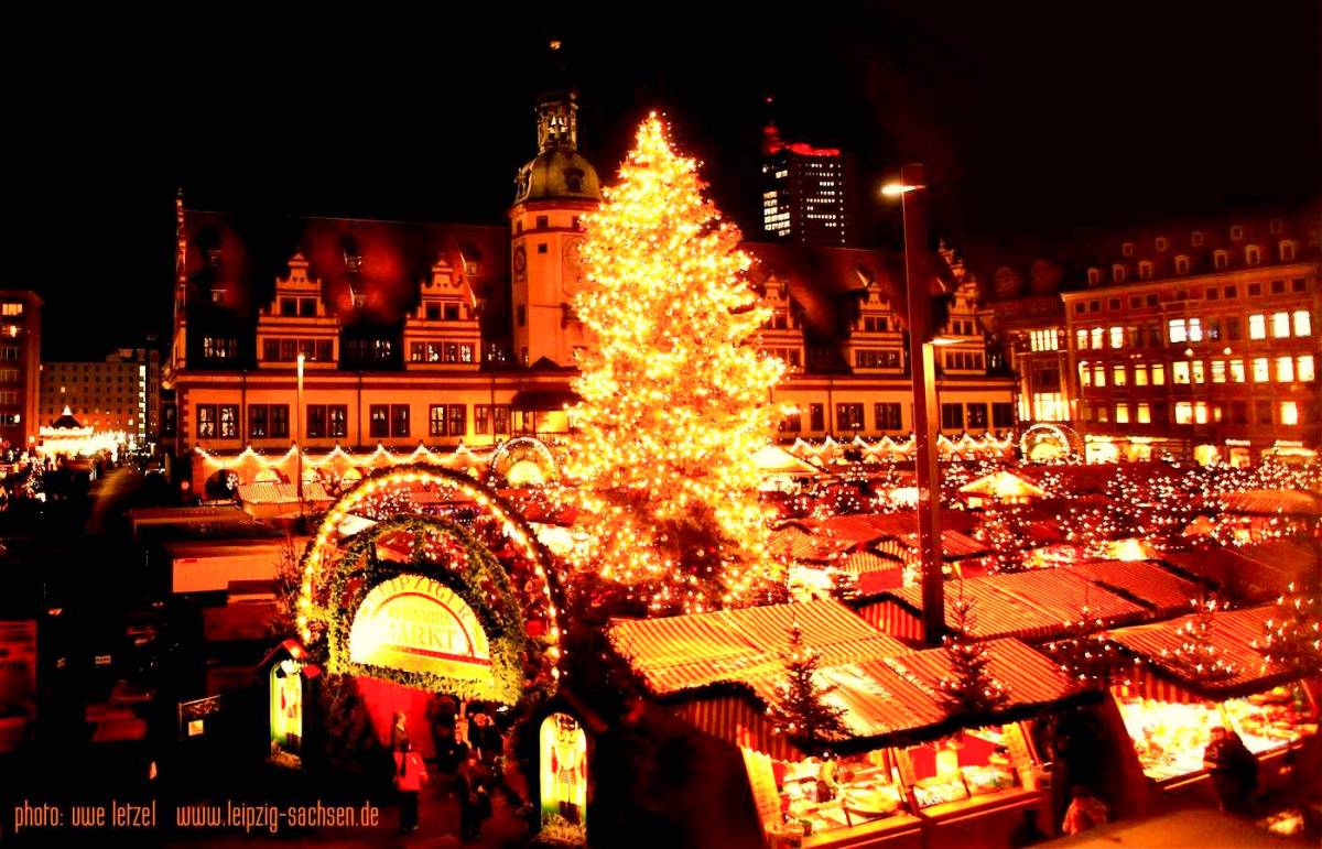 Foto: Hell erstrahlt der 18 Meter hohe Weihnachtsbaum ber dem Leipziger Weihnachtsmarkt