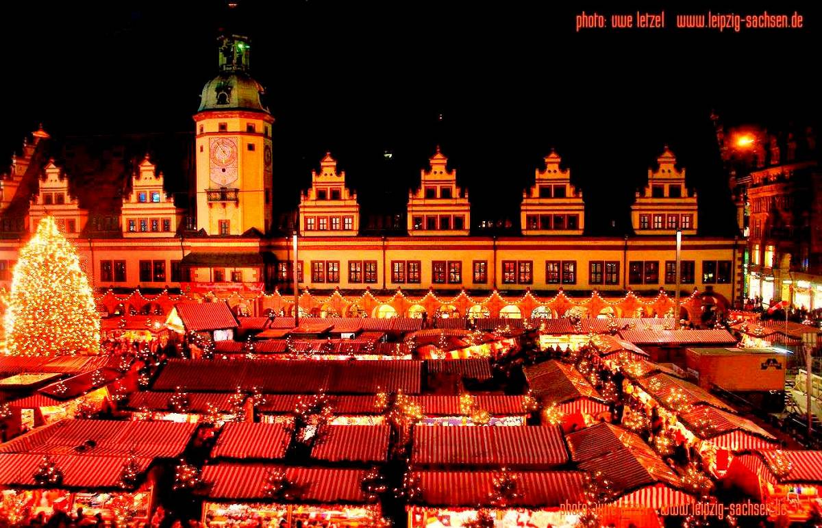 Foto: Blick ber den Weihnachtsmarkt in der Innenstadt von Leipzig