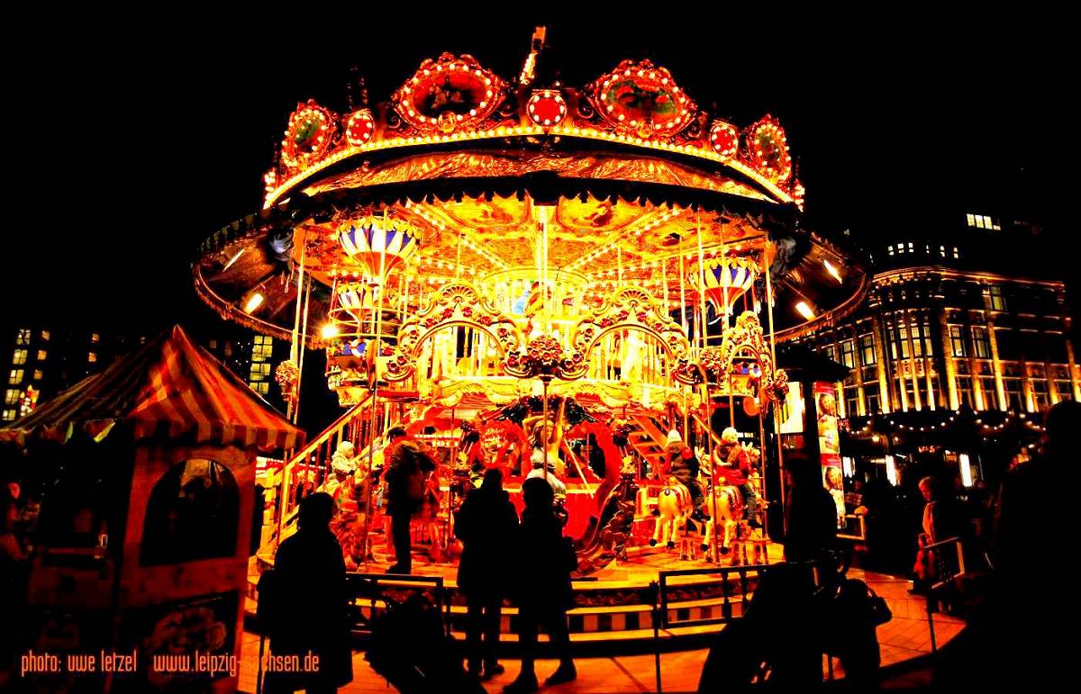 Foto: Historisches Etagenkarussell auf dem Leipziger Weihnachtsmarkt am Sachsenplatz