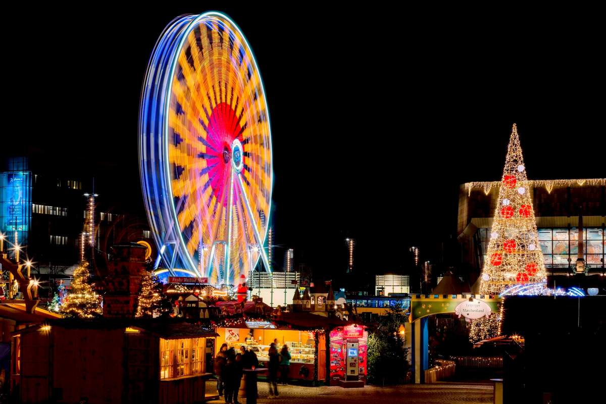 Foto: Weihnachtsmarkt Riesenrad auf dem Augustusplatz Leipzig 